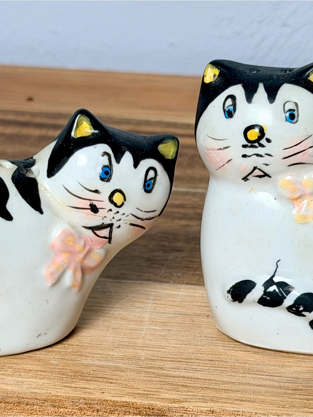 Vintage Hand painted Ceramic Cat Salt and Pepper Shakers - White and Black - Picture 10 of 10